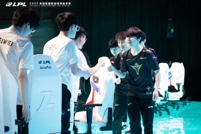 他们逐渐走 他们逐渐走